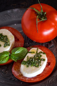 加马苏里拉奶酪西红柿和罗勒的卡普里塞沙拉