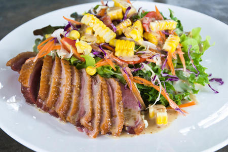 烟熏鸭胸肉沙拉扒的鸭圆角, 西红柿和生菜沙拉鸭胸肉沙拉鸭胸鱼片牛排