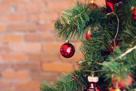 挂在装饰圣诞树上的红宝贝的特写。