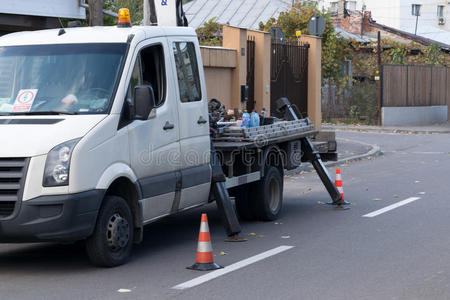 由条纹橙色锥保护的汽车