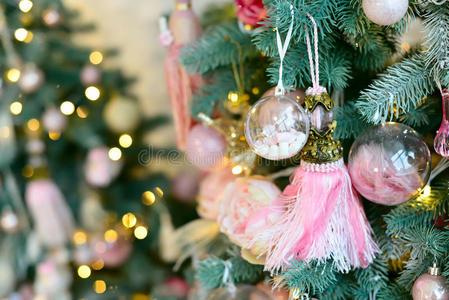 装饰圣诞树用老式粉红色的球和光