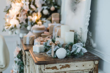 圣诞装饰在古老的老式旧橱柜抽屉里。 手工制作的工艺礼物，烛台和一棵树的背景。