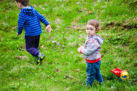 孩子们在草坪上玩耍。