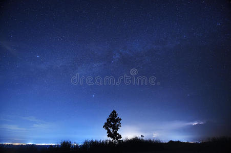 山上有银河系的夜空恒星