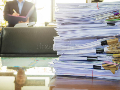 商业理念，办公桌上堆满了未完成的文件
