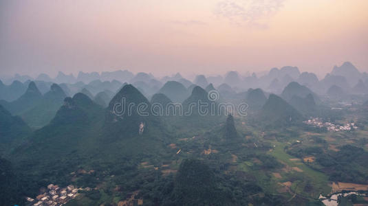 眼睛 山顶 城市 风景 森林 石灰石 早晨 小山 场景 美丽的