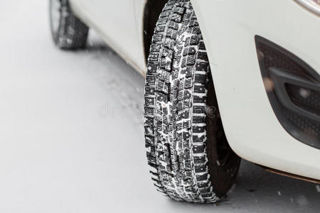 冬季汽车轮胎的特写。 深秋的第一场雪