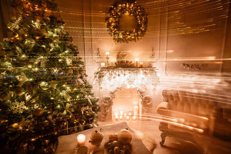 室内经典新年树的平静形象装饰在一个有壁炉的房间里