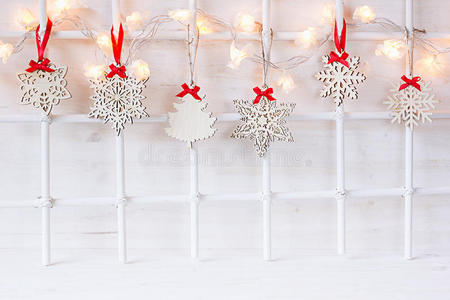 圣诞软家居工艺装饰和燃烧的灯光在木白色的背景。