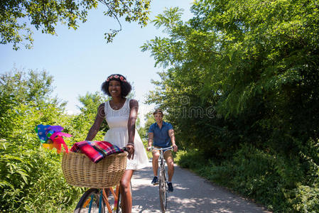 骑自行车 白种人 朋友 运动 夫妇 闲暇 城市 森林 活动