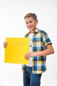 情感男孩少年穿着格子衬衫，用黄色的纸作笔记
