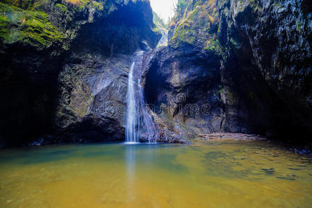 峡谷 花岗岩 目的地 秋天 落下 风景 美丽的 森林 小溪