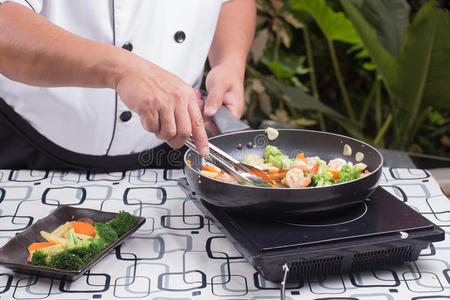 西兰花炒菜图片-西兰花炒菜素材-西兰花炒菜插画-摄图新视界