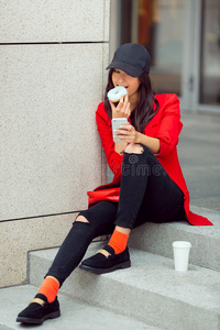 亚洲商务女性户外食品和智能手机