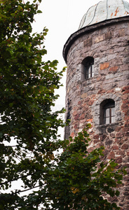 堡垒石塔在一个古老的堡垒里。 防御的碎片