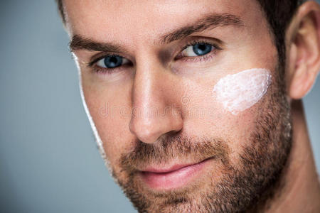 皮肤 护肤品 人类 应用 卫生 美丽的 脸颊 触摸 泡沫