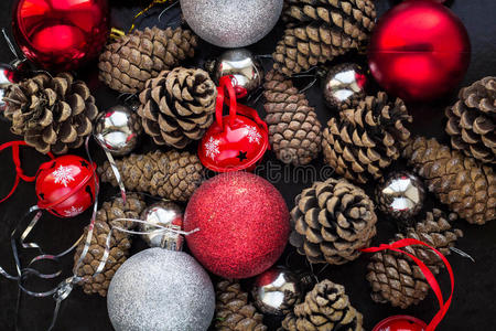 圣诞背景与红色银色球和松果。