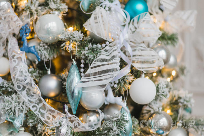 圣诞树背景用球，星星和灯光装饰