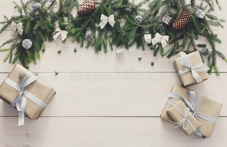 圣诞装饰，礼品盒和花环框架背景