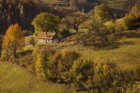 罗马尼亚县秋景山，传统村落