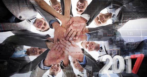 微笑业务团队共同站在圆圈手中的复合形象