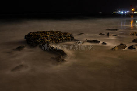 具有夜空的沿海海洋岩石