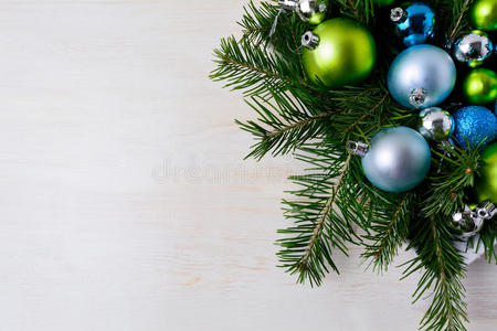 圣诞餐桌中心，有冷杉树枝，蓝色和绿色或