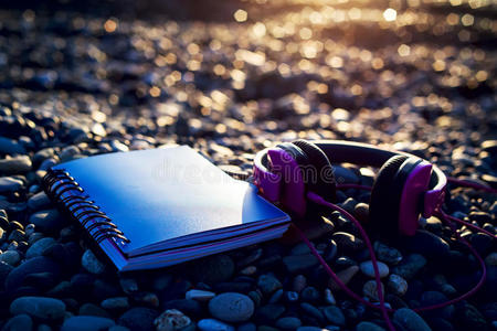音乐 特写镜头 素描 放松 听筒 纸张 海滩 粉红色 耳机
