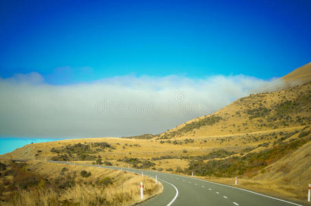 穿过风景秀丽的乡村的空路，新西兰