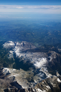 奥地利2016年10月阿尔卑斯山从飞机上看到，飞机上看到的群山