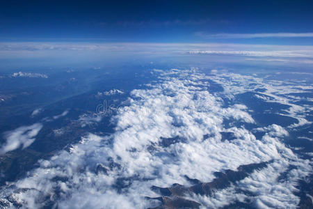 奥地利2016年10月阿尔卑斯山从飞机上看到，从飞机上看到山脉和云层