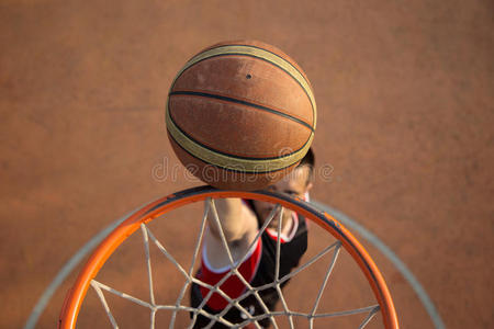 篮球街头球员灌篮