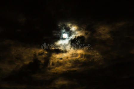 暴风雨阴夜的满月和云