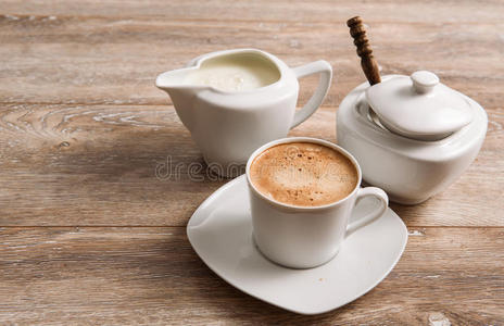 木制桌子上有牛奶和糖的咖啡。