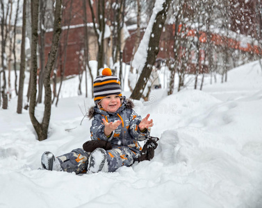 孩子在冬天玩雪