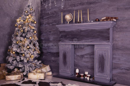 圣诞室内装饰与圣诞盒，壁炉安