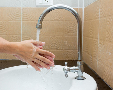 用肥皂洗手清洁双手