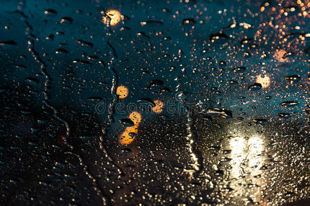 窗户上的水泡水滴在玻璃上.黑色玻璃背景下的雨滴.雨滴的自然模式.