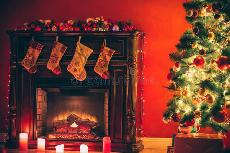 美丽的新年客厅，装饰圣诞树