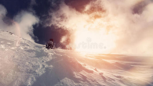 勇敢的滑雪者带着背包上山