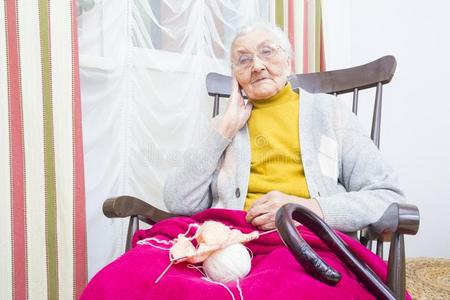 椅子 世代 女士 休息 照顾 健康 养老金领取者 针织 残疾人