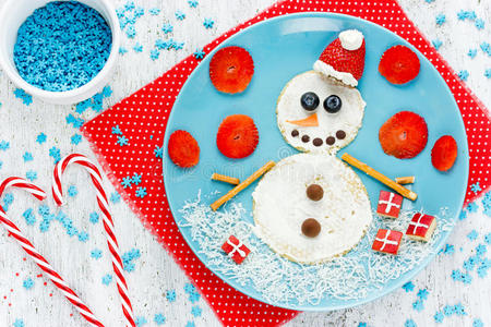 有趣的雪人煎饼早餐圣诞节和新年乐趣