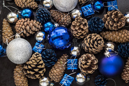 圣诞节背景与蓝色银球和松果。