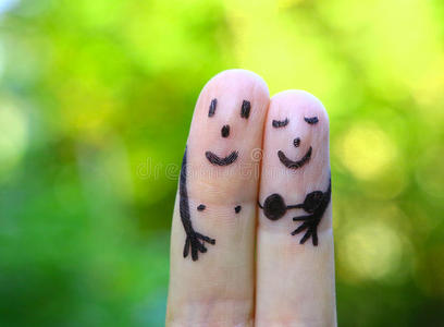 穿着泳衣的幸福夫妇的手指艺术