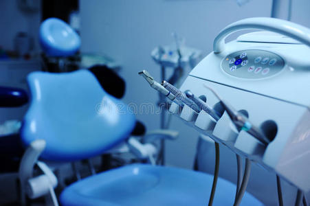 诊所背景上的牙科设备
