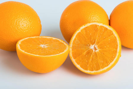 新鲜橘子切成两半照片