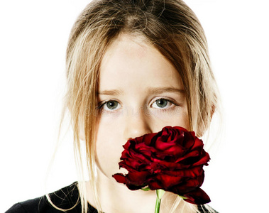 可爱的小女孩肖像与红玫瑰