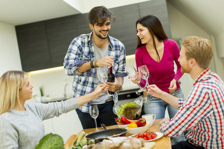 葡萄酒 在一起 女人 玻璃 友谊 食物 晚餐 男人 庆祝