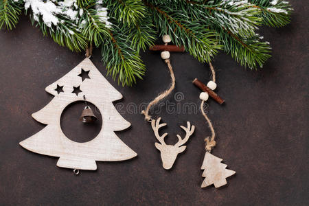 圣诞雪杉树和装饰