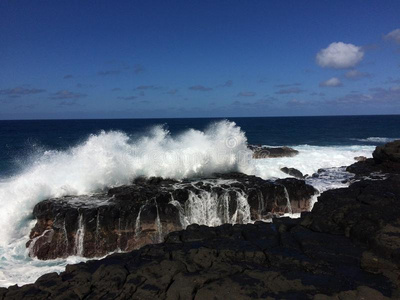大波浪在皇后的浴缸在普林斯维尔在考艾岛，夏威夷。